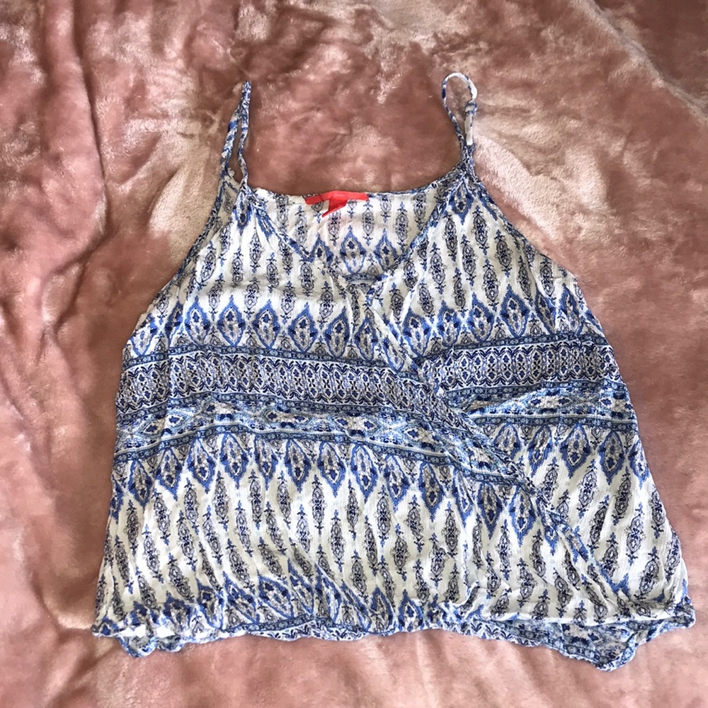 Blue and white detailed tank